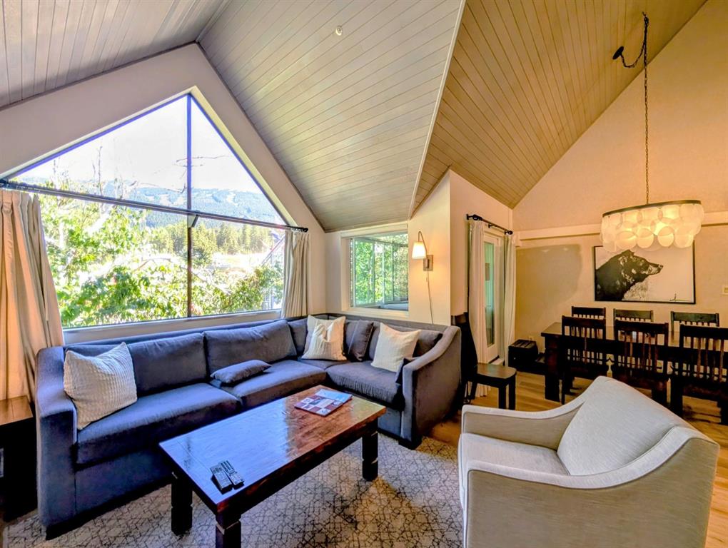 903 4293  Moutain Square, Village